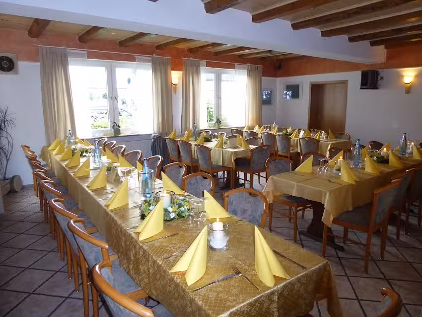 Zum Schr&auml;gen, G&auml;ststatte