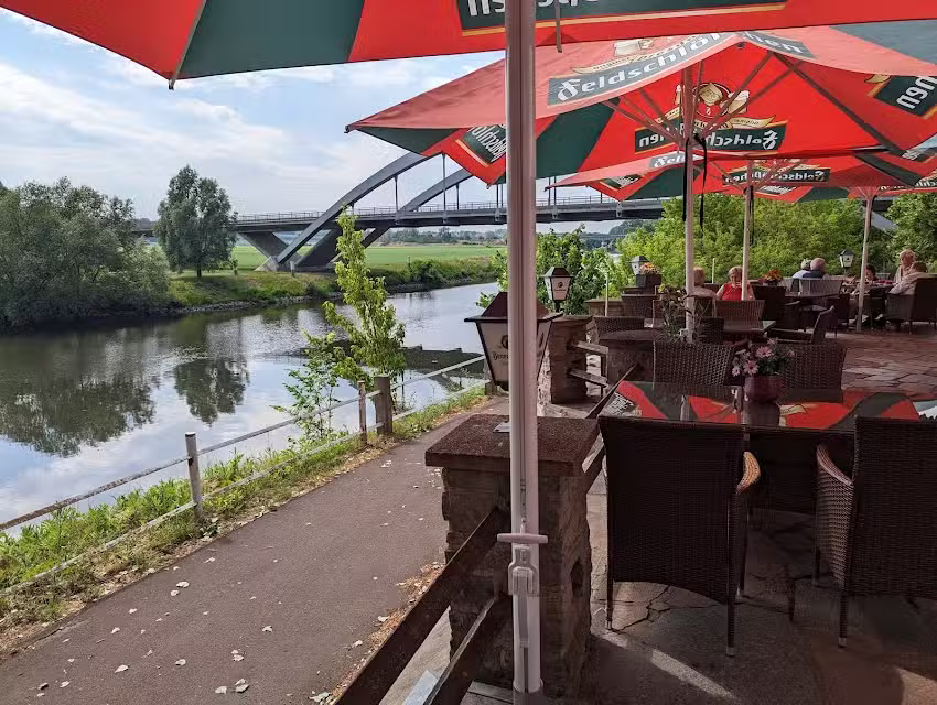 Zur &bdquo;Georgsburg&ldquo; an der Saale